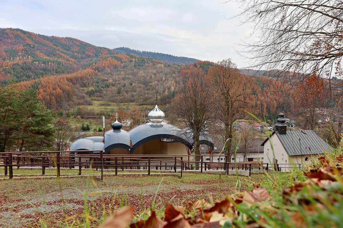 Kaplnka Zosnutia Presvätej Bohorodičky s liturg. piestorom, Ľutina