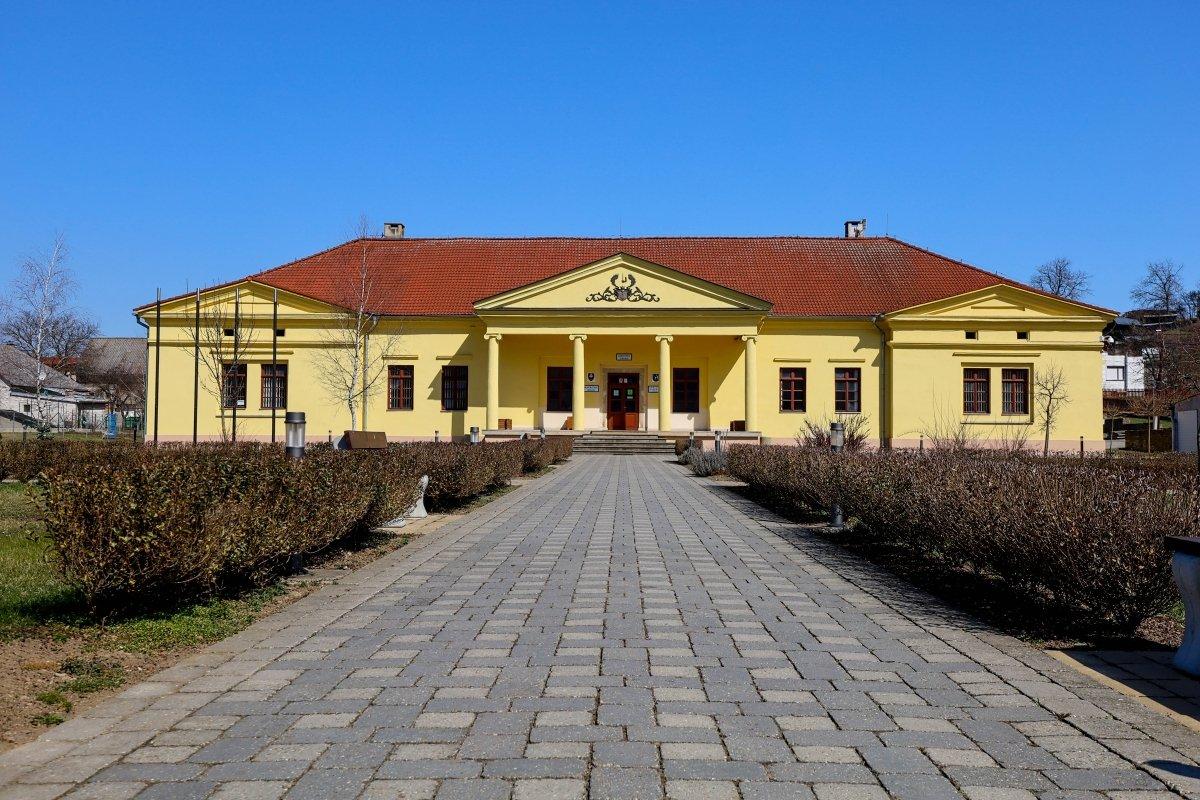 Klasicistická kúria, Pečovská N. Ves-1